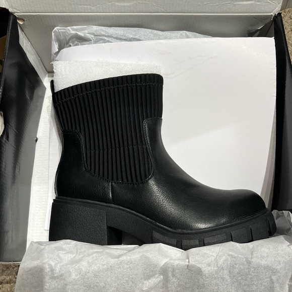 NEW TORRID FAUX LEATHER CHELSEA BOOTIE - Picture 5 of 5